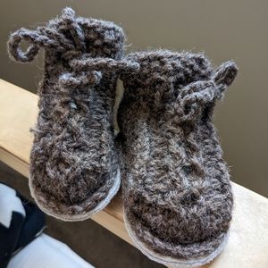 EUC Nellie's shearling lined brown hand made knit wool baby booties